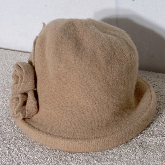 D&y Tan Beige Wool Cloche Hat With Flower Decoration - Picture 2 of 11